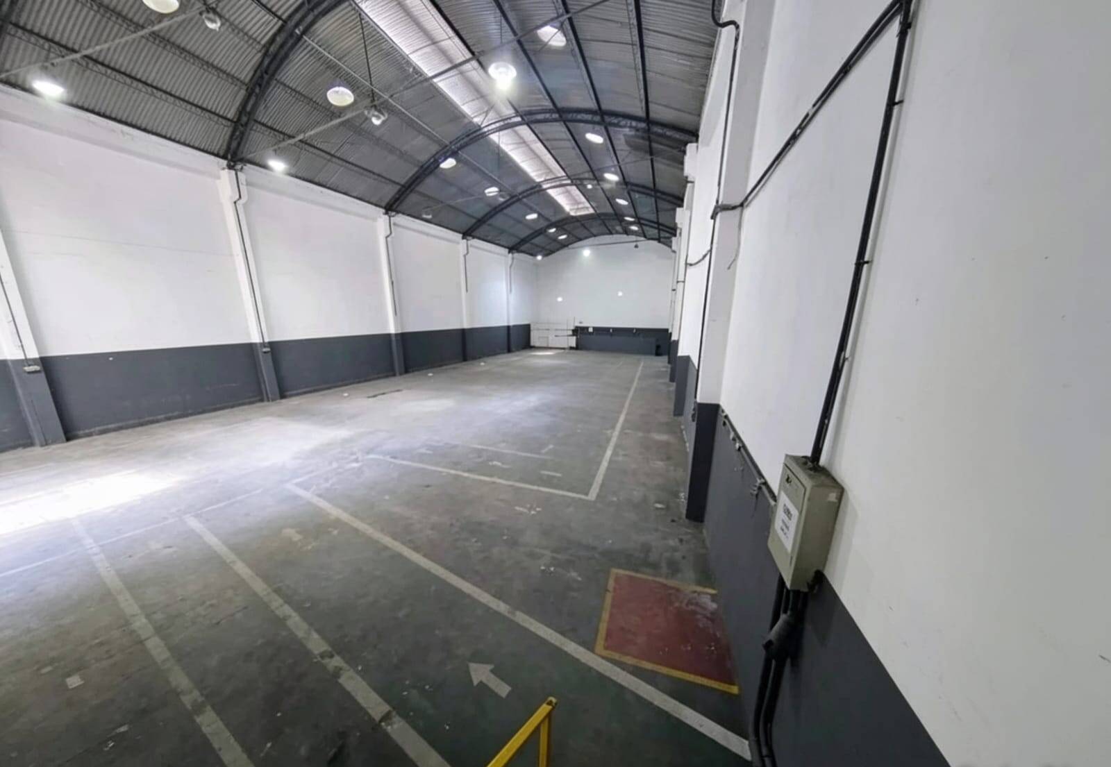 Vendo galpão  penha circular, 656m2 entrada para caminhão, financiamento