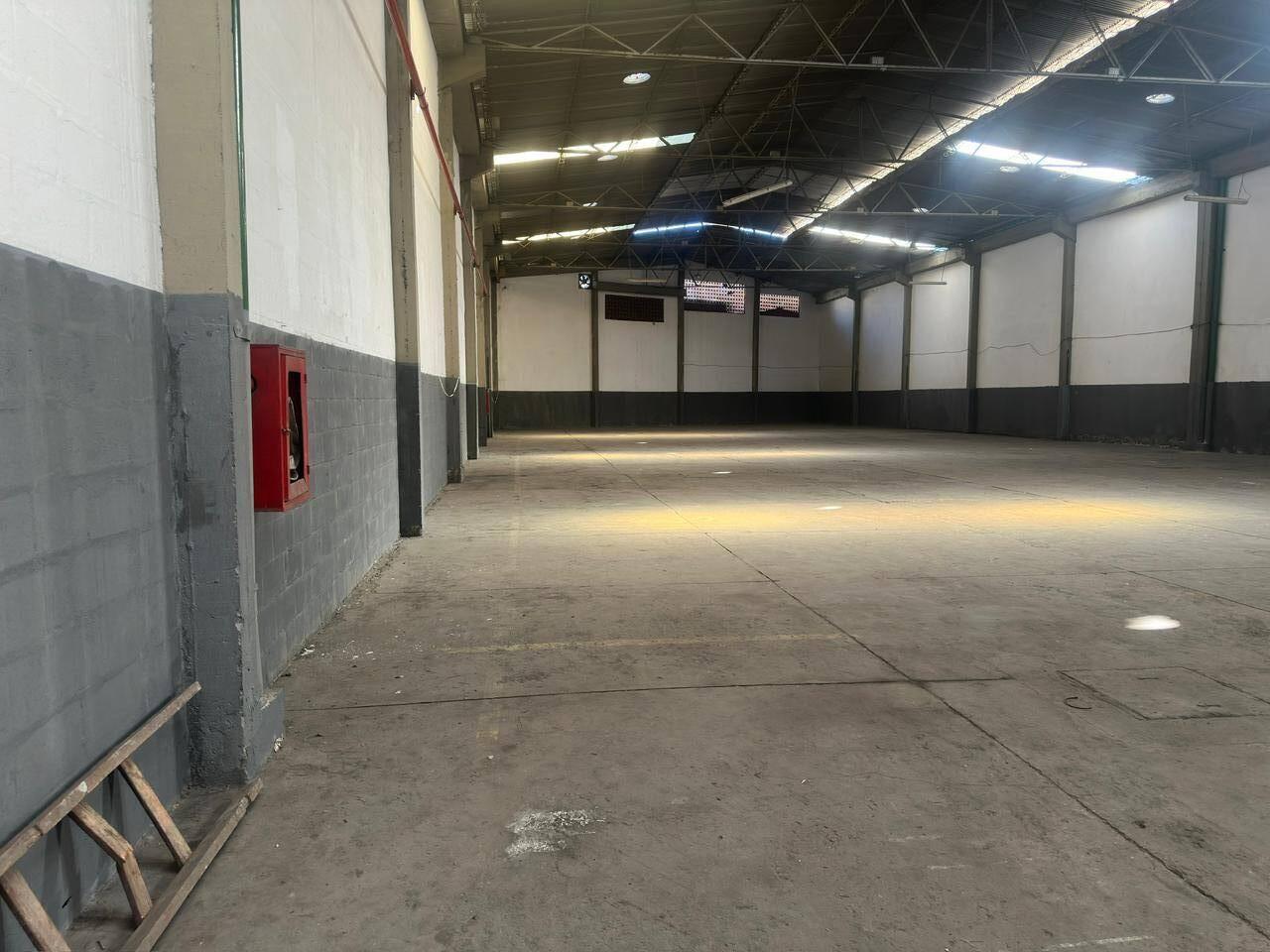 Vendo galpão  penha pé direito alto   8 metros  aceita financiamento,