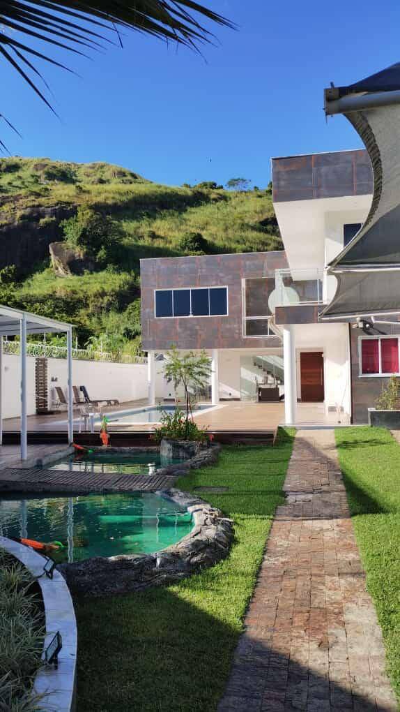 Casa dúplex  de alto luxo ,sem condomínio  com piscina, jardim ,financia