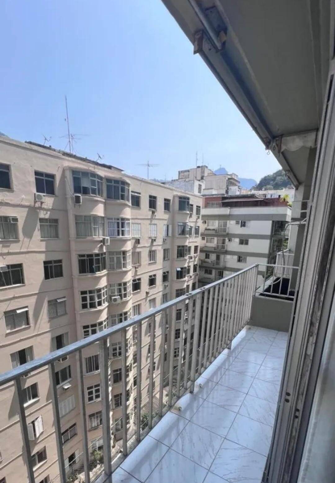 Vendo apartamento  ladeira tabajaras no início  esquina Tonelero e metrô