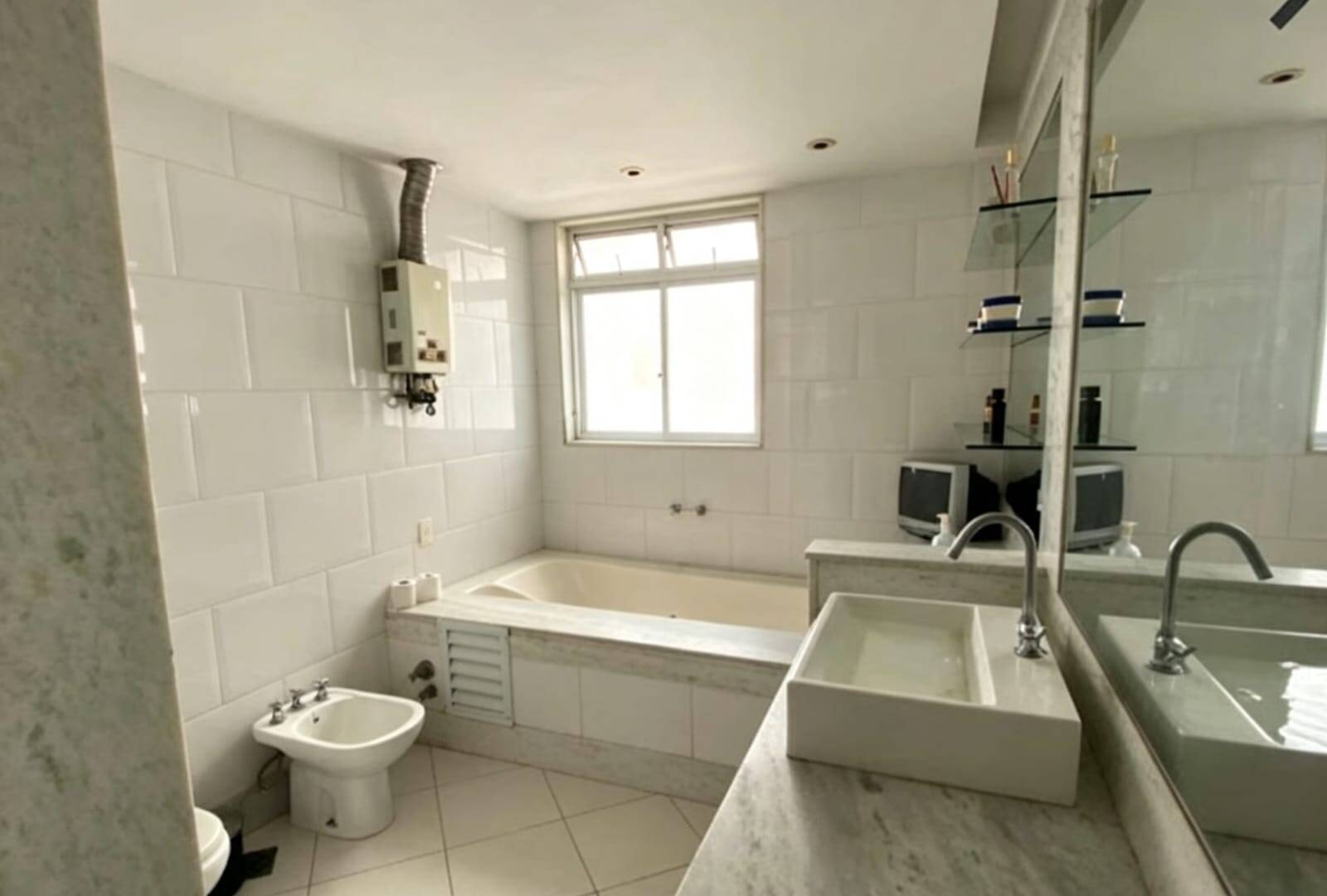 Apartamento  fundos  sol manhã, vista livre ,200m2,3 quartos, financia